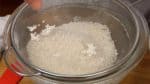 Préparez le riz gluant. Pour gagner du temps, rincez doucement le riz gluant dans un bol d'eau et égouttez-le avec une passoire. 
