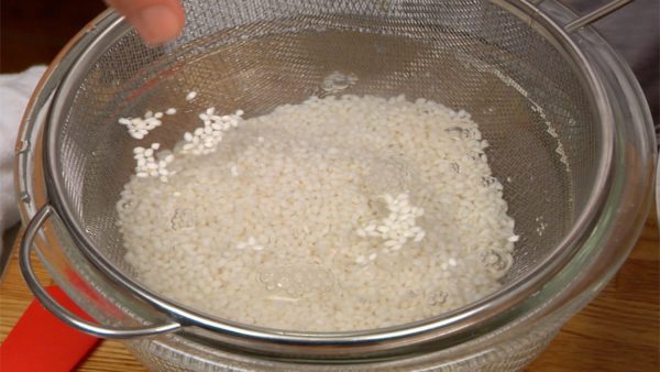 Let’s prepare the sweet rice. To save time, lightly rinse the sweet rice in a bowl of water and drain with a mesh strainer.