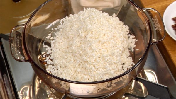 Lọc kĩ gạo bằng lưới lọc và để gạo nếp vào trong nồi.