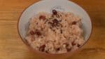 Placez le sekihan dans un bol à riz et saupoudrez de graines de sésame noires et de sel selon votre goût. 
