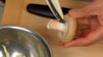 Avec des ciseaux de cuisine, coupez le bout des pieds des champignons shiitaké. Retirez les pieds des champignons shiitaké. 