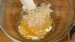中に詰めるタネを作りましょう。ボールに塩、コショウ少々、酒、溶き卵、生パン粉を入れてへらで混ぜ合わせます。