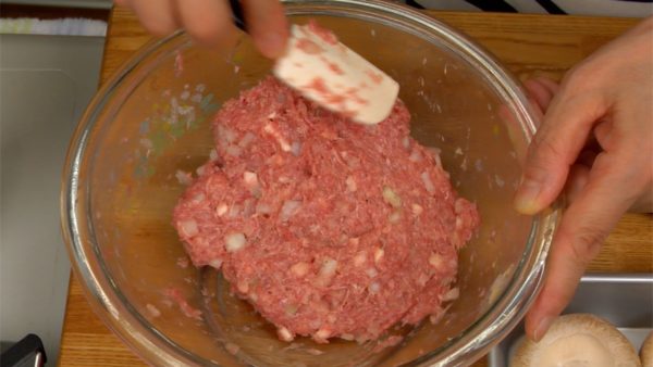 Finally, flatten the meat mixture in the bowl with the spatula.