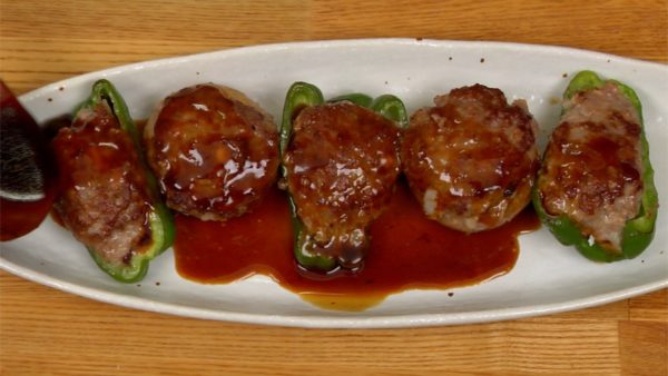 When large bubbles form at the top and it has thickened as shown, turn off the burner and pour the sauce onto the meat. Sprinkle on the seven flavor chili powder and enjoy the stuffed peppers and mushrooms.