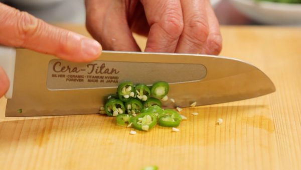 De même pour le piment vert, coupez-le en rondelles avec les graines. Si vous n'aimez pas la texture des graines, vous pouvez les retirer avant de couper. 