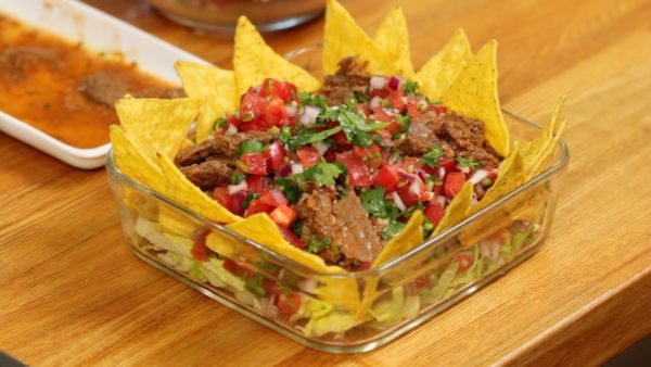 Place the salsa in between the meat. Finally, garnish the edges of the container with the tortilla chips. It resembles the shape of a crown, doesn't it?