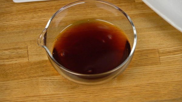 Cho sốt tsukune, trộn xì dầu, rượu sake, rượu nấu ăn (mirin), nước và đường. Trộn kĩ sốt.