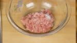 Préparez le mélange de viande hachée. Ajoutez le sel au poulet haché et malaxez-le jusqu'à ce que la viande devienne lisse et un peu gluante.