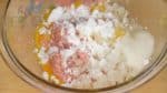 Ensuite, ajoutez l'oignon, l’œuf battu, l'igname nagaimo, le gingembre râpé et la fécule de pomme de terre. 