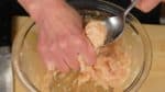 Versez l'huile dans la poêle et répartissez-la. Ensuite, avec vos mains, formez une boulette avec un peu de mélange de viande et placez-la dans la poêle. 