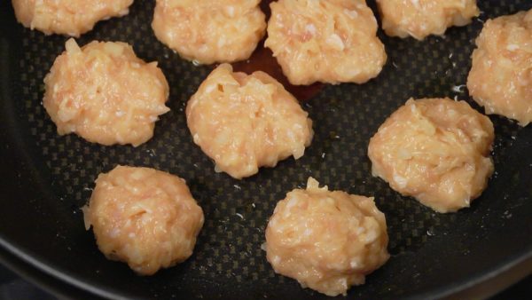 And now, turn on the burner. Fry the tsukune on medium heat.