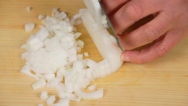 Let’s prepare the ingredients. Chop the onion into fine pieces.