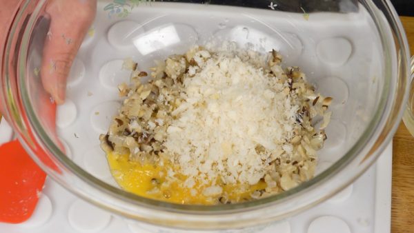 パテの材料を合わせます。冷やしておいた玉ねぎに卵、生パン粉を加え混ぜます。