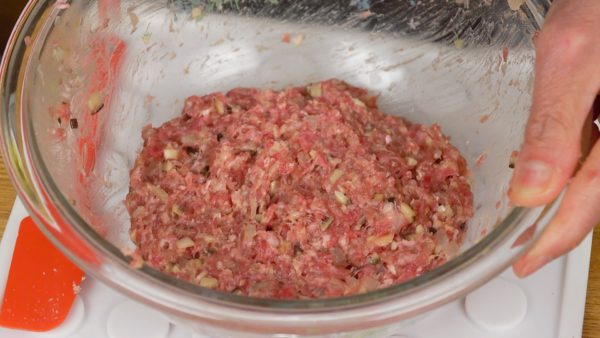 Combine the onion mixture and the ground meat, and knead it thoroughly. Shape the meat into a ball and throw it into the bowl, removing the air inside.