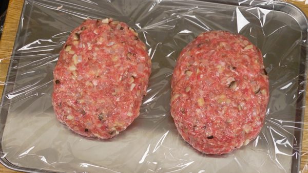 Nặn nó thành hình oval lần nữa vfa để miếng thịt lên khay. Lặp lịa quy trình và bây giờ bạn có 2 miếng bít tết hamburg.