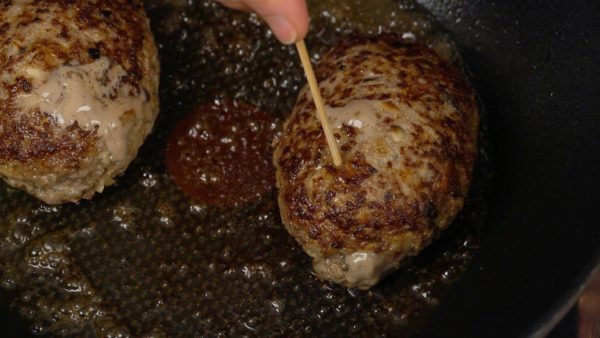 Percez les steaks hachés avec un pic en bambou. Si les jus sont clairs, ils sont prêts à servir. 