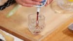Bóp râ nước ép cam yuzu hay bất kì loại nước ép cam chanh chua nào và đổ nó vào một cái bình. Trộn nó với cùng lượng xì dầu, làm thành sốt ponzu nhà làm đơn giản.
