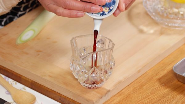 Bóp râ nước ép cam yuzu hay bất kì loại nước ép cam chanh chua nào và đổ nó vào một cái bình. Trộn nó với cùng lượng xì dầu, làm thành sốt ponzu nhà làm đơn giản.