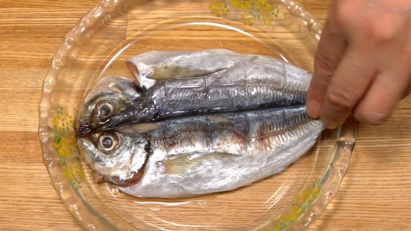 Sprinkle sake on both sides of the Japanese horse mackerel. This will remove the fishy smell and keep the fish tender and juicy.