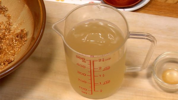 Here is the Japanese-style granulated dashi. Dissolve the dashi completely in a small amount of hot water. Put the dashi in the ice water and stir.
