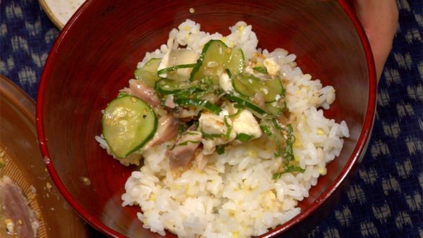 Prepare a bowl of lukewarm millet-mixed steamed rice. Generously pour the Hiyajiru onto the steamed rice.