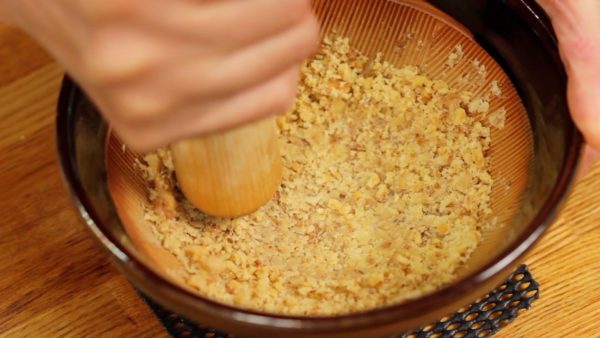 Let's make the sauce. Grind the walnuts with a suribachi mortar and surikogi pestle. You may leave a coarse grind if so desired.