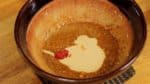 Ajoutez la sauce soja et le vinaigre. Mélangez. Ajoutez la pâte de sésame blanche et le donbanjiang (aussi appelé pâte de haricots épicée) et mélangez. 