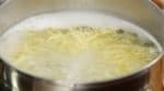 Faites cuire les nouilles. Placez les nouilles hiyashi chuka dans une grande casserole d'eau bouillante et suivez le temps de cuisson du paquet. 