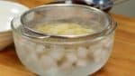 A l'aide d'une passoire, rincez les nouilles sous l'eau courante. Ensuite, placez rapidement les nouilles dans un bol d'eau glacée. 
