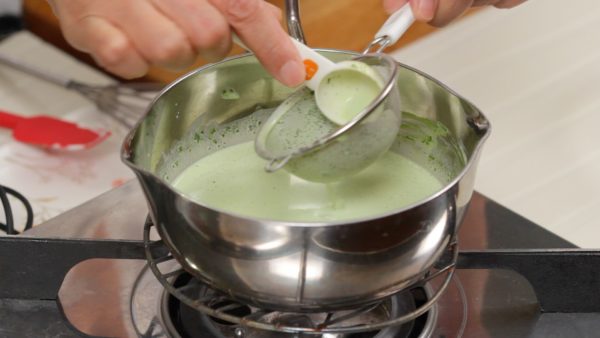 Dissolve the matcha thoroughly with a balloon whisk. Then, press the remaining lumps of matcha through the fine mesh strainer to help dissolve evenly.
