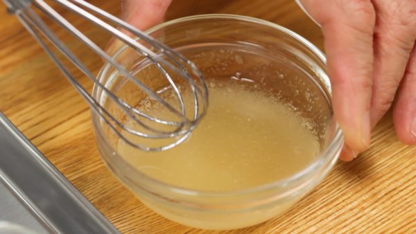 Soak the gelatin powder in the water and lightly stir it. Let the gelatin sit for about 5 minutes to rehydrate.