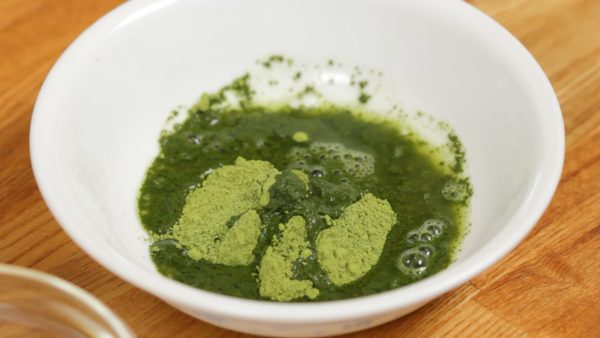 Ajoutez 1 cuillère à soupe d'eau chaude à la poudre de thé vert matcha. Mélangez jusqu'à ce qu'il soit dissout. Pour avoir une texture lisse, mélangez bien la pâte au matcha jusqu'à ce qu'il ne reste plus de grumeaux. 