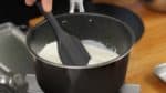 鍋に生クリームと牛乳、グラニュー糖を加えます。火をつけます。混ぜながら沸騰直前まで温めます。沸騰させるとゼラチンがしっかりと固まらないかもしれません。