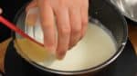 Retirez la casserole du feu. Ajoutez la gélatine réhydratée au mélange. Mélangez jusqu'à ce que la gélatine soit complètement dissoute. 
