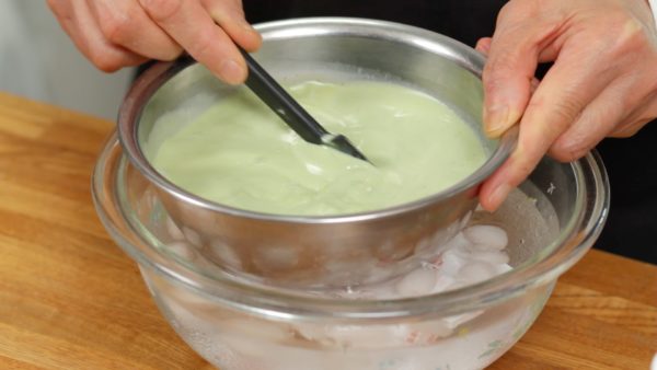 Faites flotter le bol dans de l'eau glacée et continuez de mélanger. La poudre de matcha est moins soluble et va facilement se déposer au fond donc faites refroidir le mélange en mélangeant jusqu'à ce qu'il épaississe. 