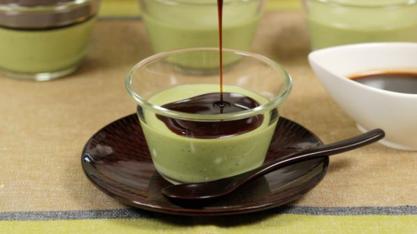 Và bây giờ, panna cotta trà xanh matcha đã được làm lạnh kĩ và cứng lại. Đổ kuromitsu, si rô đường đen Nhật Bản lên.