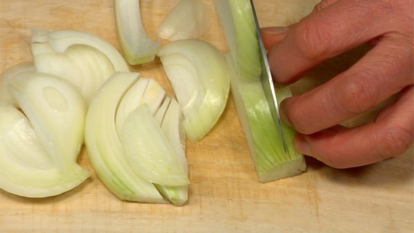 Let's cut the ingredients for the Napolitan. Cut off the root of the onion and chop off the top and bottom. Slice the onion vertically into 8mm (0.3") slices.