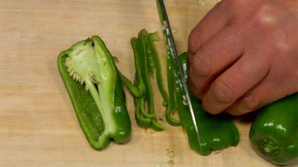 Cut the bell peppers in half. Remove the stem ends and seeds. Chop the bell peppers into 3mm (0.1") strips. Pinch the parsley and chop it into fine pieces.