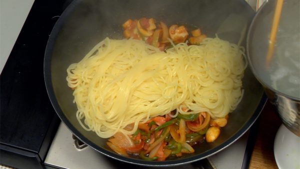 Reheat the tomato sauce for about 30 seconds when the pasta is almost ready to eat. When the pasta is cooked, put the spaghetti in the tomato sauce so that it covers all the spaghetti.