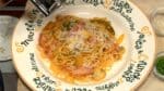 Để một khối phô mai parmesan nhỏ và bào nó qua mỳ ý. Bạn cũng có thể trang trí bằng mùi tây.