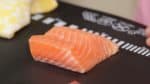 Thái cá hồi tươi theo đường chéo. Ở Nhật, cá hồi đã trở nên nổi tiếng như cá ngừ nhưng giá tiền đã tăng đáng kể trong những năm gần đây.