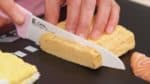 C'est du tamagoyaki, une omelette sucrée japonaise. Coupez une tranche de 5 mm (0.2 inch) de tamagoyaki. 