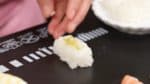Mettez une petite quantité de wasabi sur le riz à sushi. 