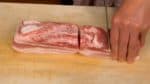 Chúng tôi sẽ chuẩn bị thịt. Cắt thịt ba chỉ (ba rọi) lợn (heo) thành các khối 2~3cm (0,8~1,2 inch).
