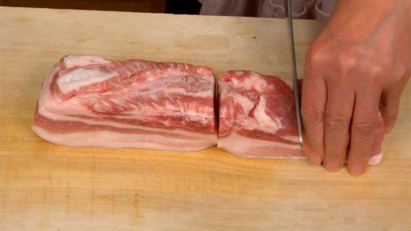 豚バラ肉を準備しましょう。肉は3~4cm角に切ります。