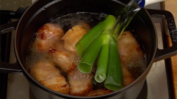 鍋に生姜の片方とねぎの青い部分を入れ、たっぷりのぬるま湯を注ぎ中火で熱します。