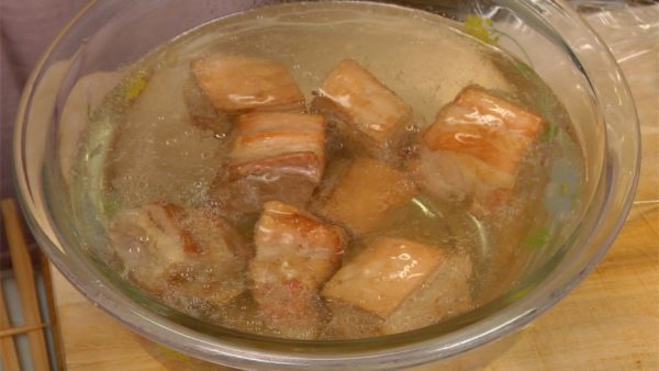 Put the pork cubes in a bowl of lukewarm water. Gently rinse the pork and place on the mesh strainer covered with a paper towel.
