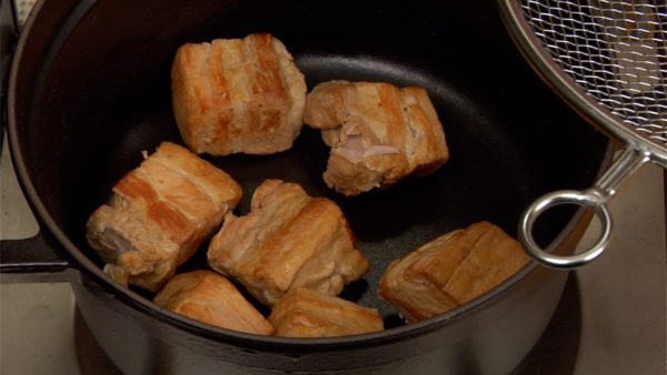 Let's simmer the pork with the condiments. Arrange the pork cubes on the bottom of the heavy pot. Use a relatively small pot to let the pork submerge in the broth.
