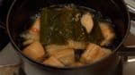 Retirer le couvercle otoshi buta. Ajouter environ 1/3 du sucre et la sauce soja au porc. Uniformiser la texture du bouillon avec une louche. Replacer le couvercle otoshi buta et laisser mijoter. Ajouter le sucre et la sauce soja en 2 ou 3 étapes, sinon la viande a tendance à devenir dure.