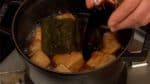Lorsque le bouillon est réduit comme sur la photo, ajouter le reste du sucre et de la sauce soja. Uniformiser la texture du bouillon avec une louche.